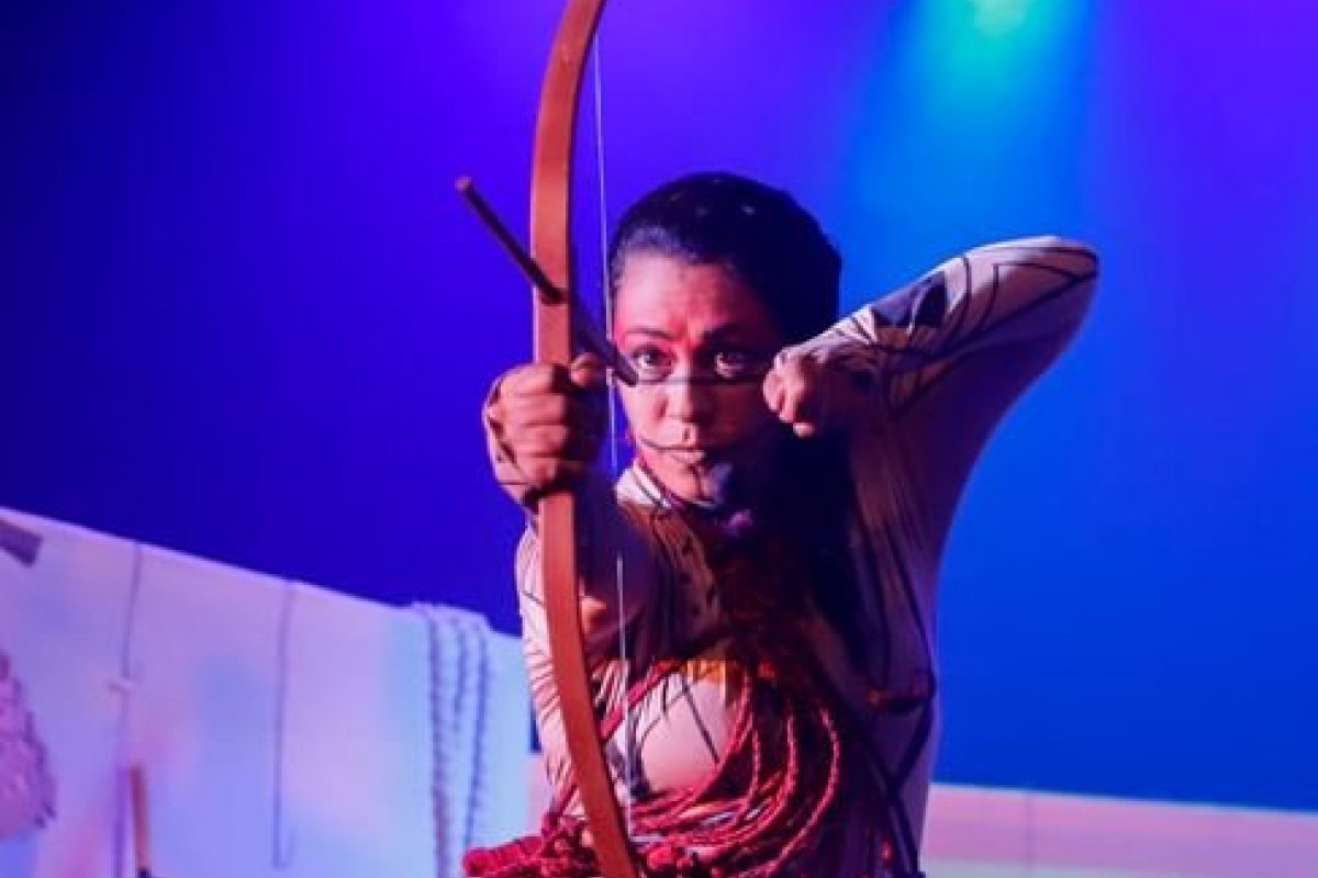 Espetáculo inspirado em contos indígenas é uma das atrações do projeto Domingo Tem Teatro