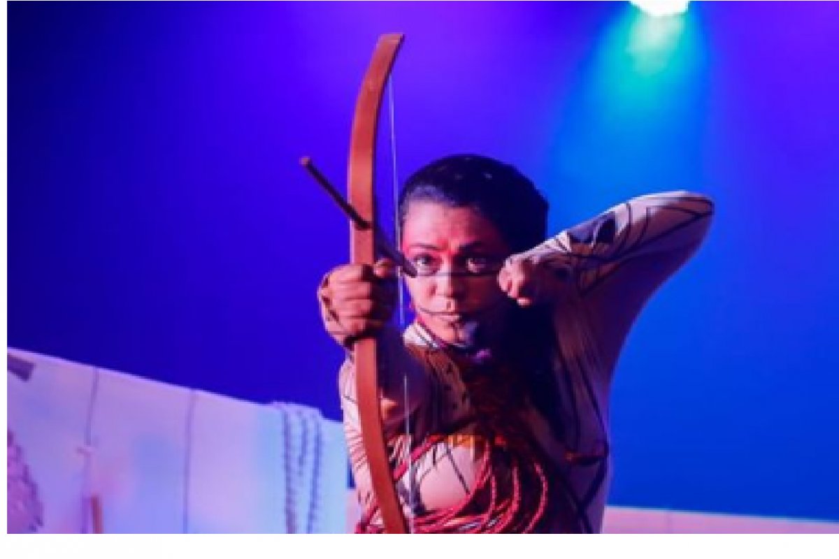 Espetáculo "Embaixo do Céu" encanta crianças e adolescentes no projeto Domingo Tem Teatro