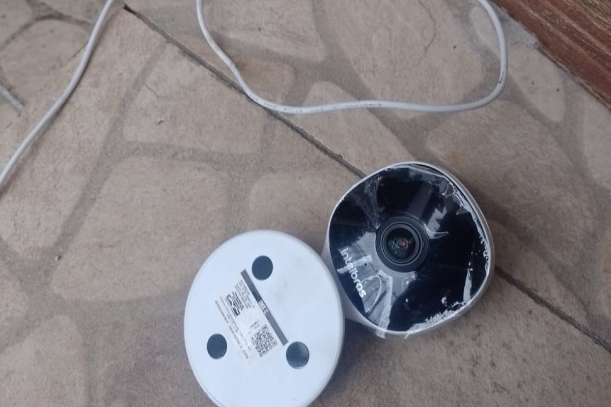 Polícia desmonta câmeras de segurança utilizadas por traficantes no bairro Arenoso