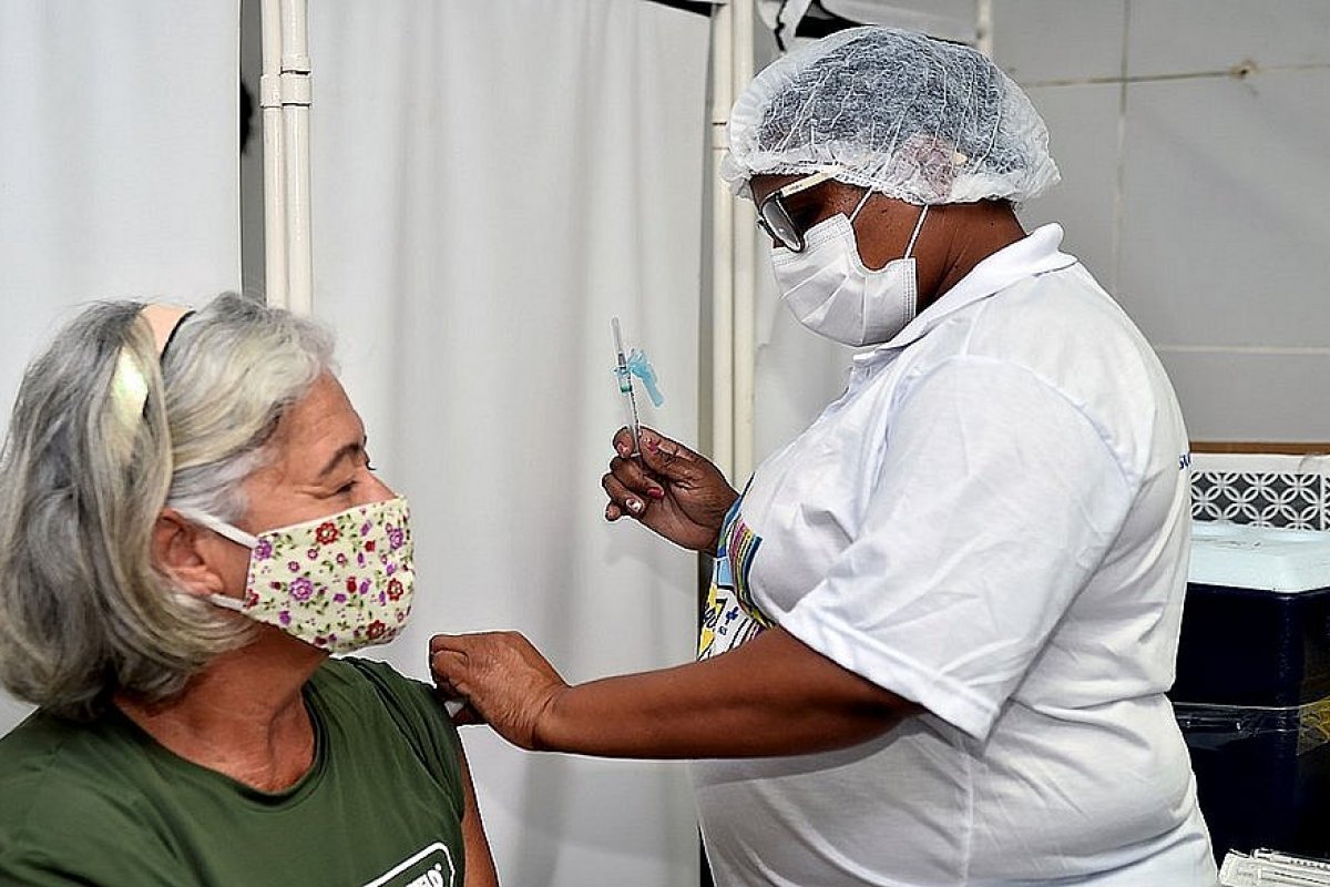 Covid: vacina bivalente segue disponível para pessoas com 18 anos ou mais