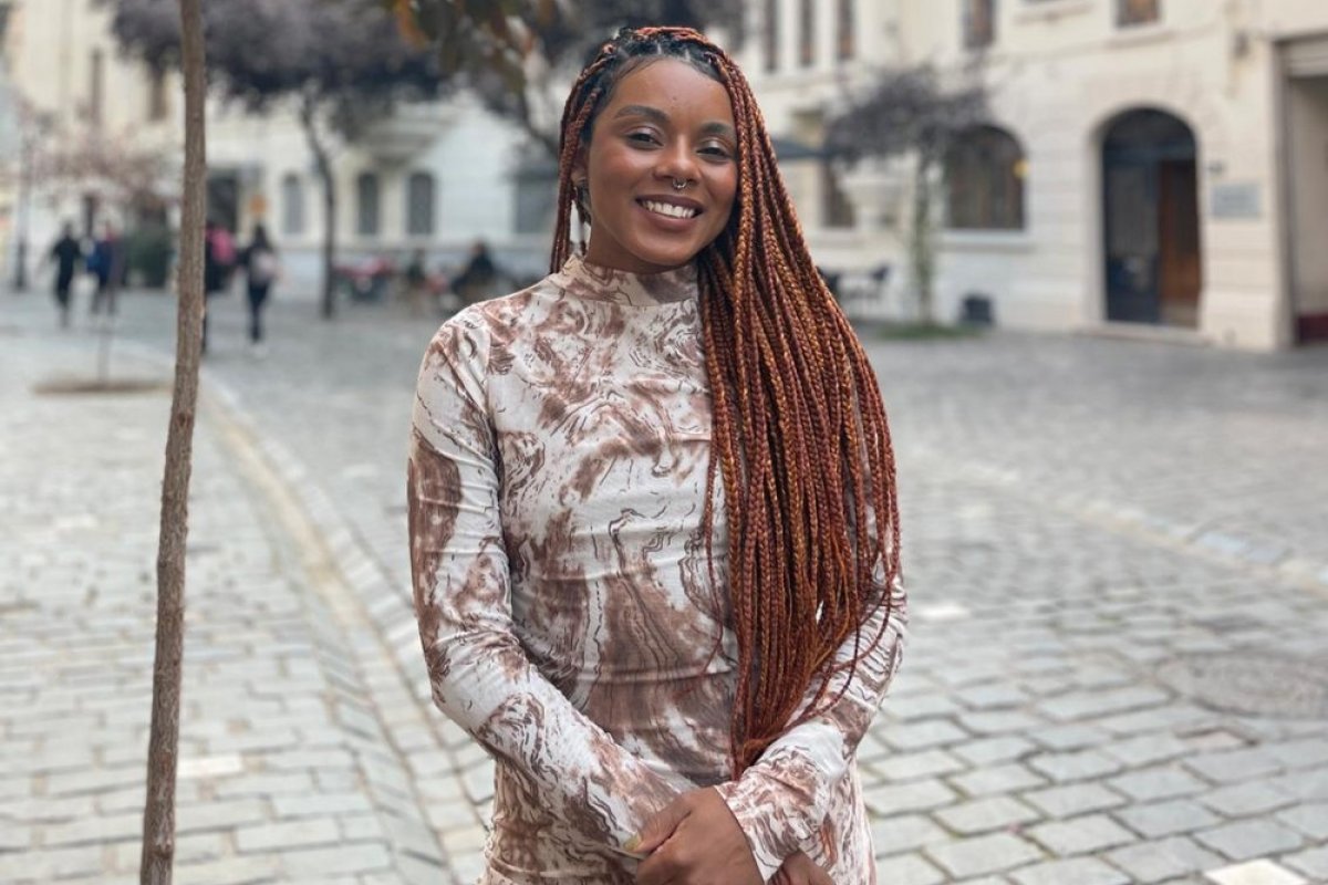 Professora baiana denuncia racismo de comissário que pediu para que limpasse banheiro de avião após o uso