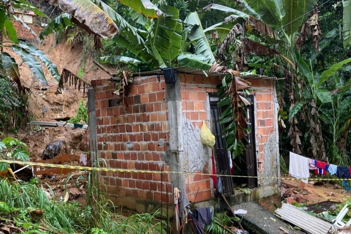 Menino de oito anos morre após ser soterrado em desabamento de imóvel na periferia de Salvador