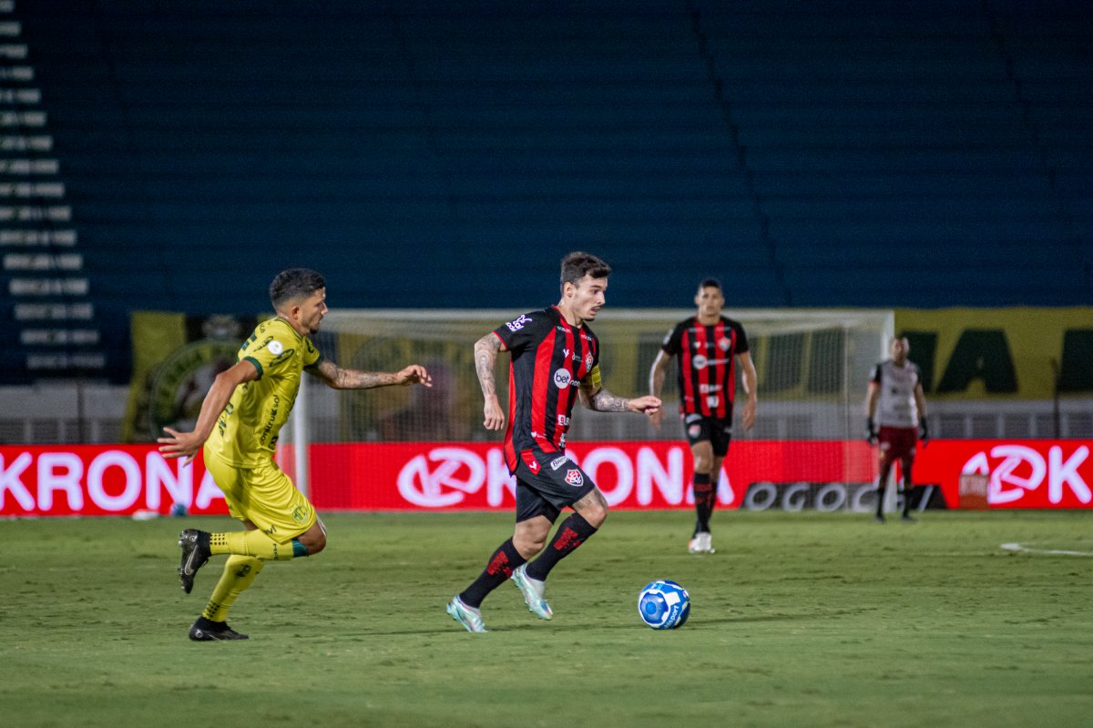 Vitória perde a segunda seguida e vê liderança da Série B ameaçada