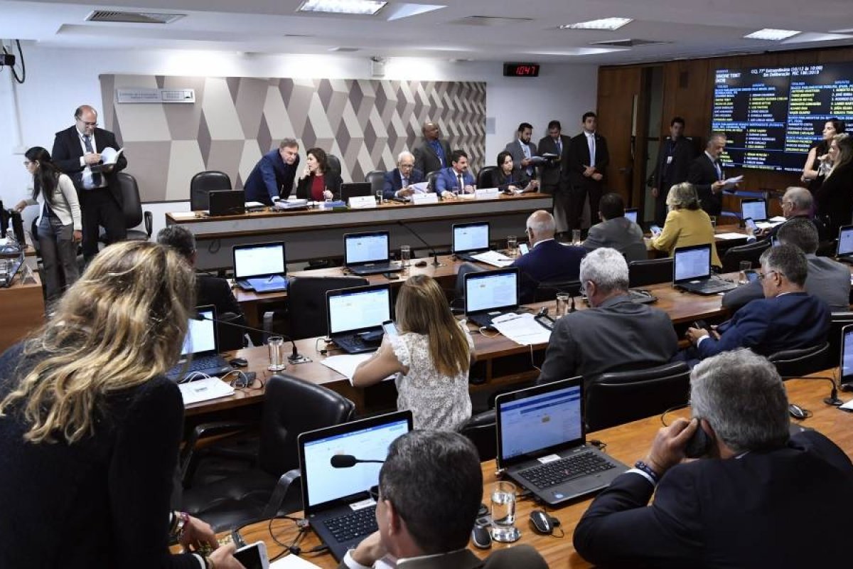 CCJ do Senado aprova repasse direto de emendas a Estados e Municípios