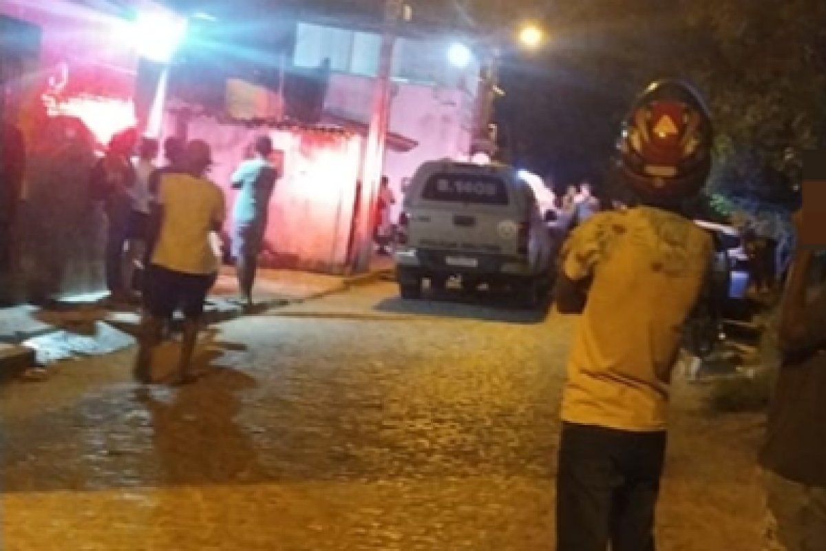 Dois homens são mortos a tiros em Santo Antônio de Jesus; mulher fica ferida