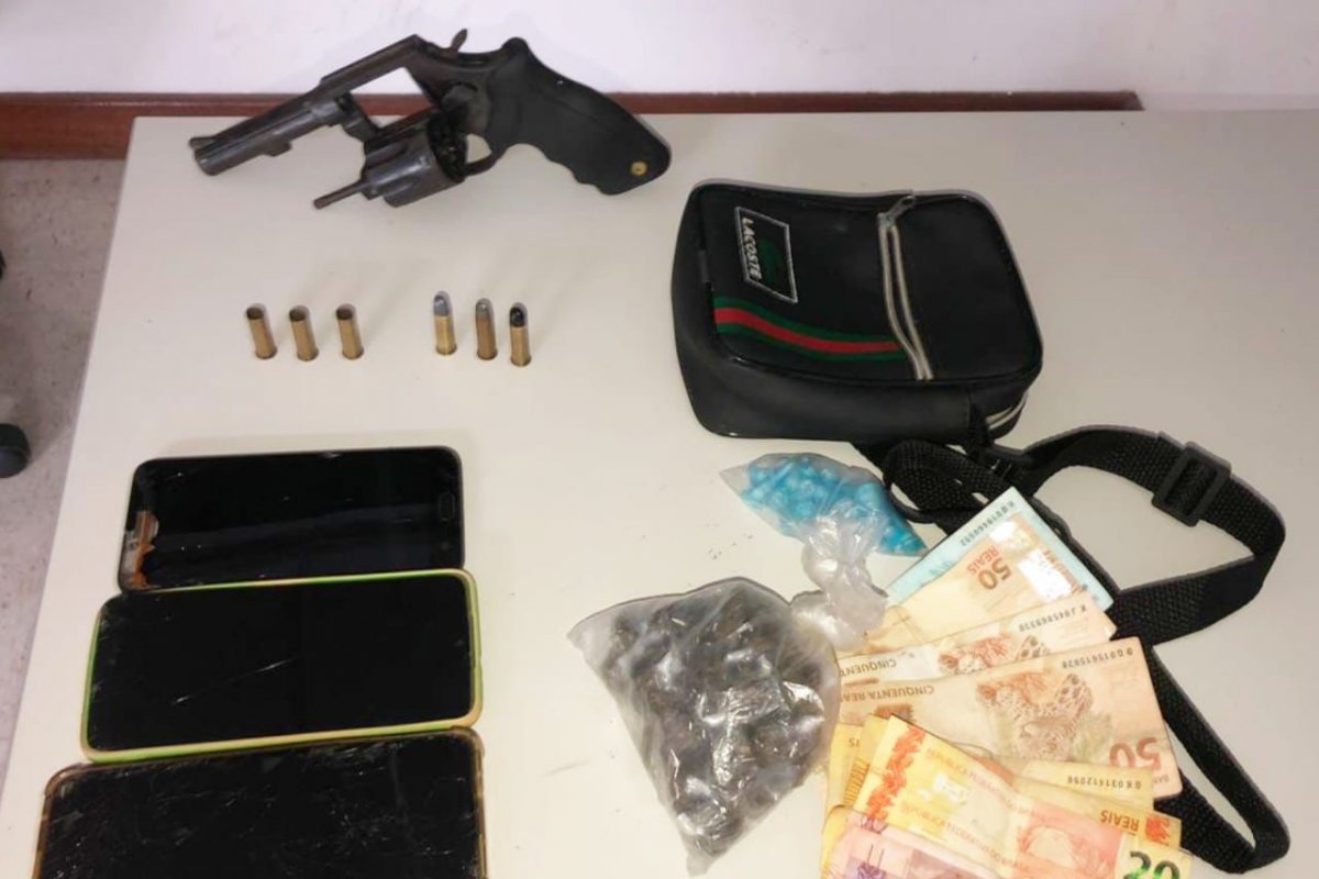 Policiais da Patamo apreendem revólver, drogas e dinheiro durante rondas no Alto de Ondina