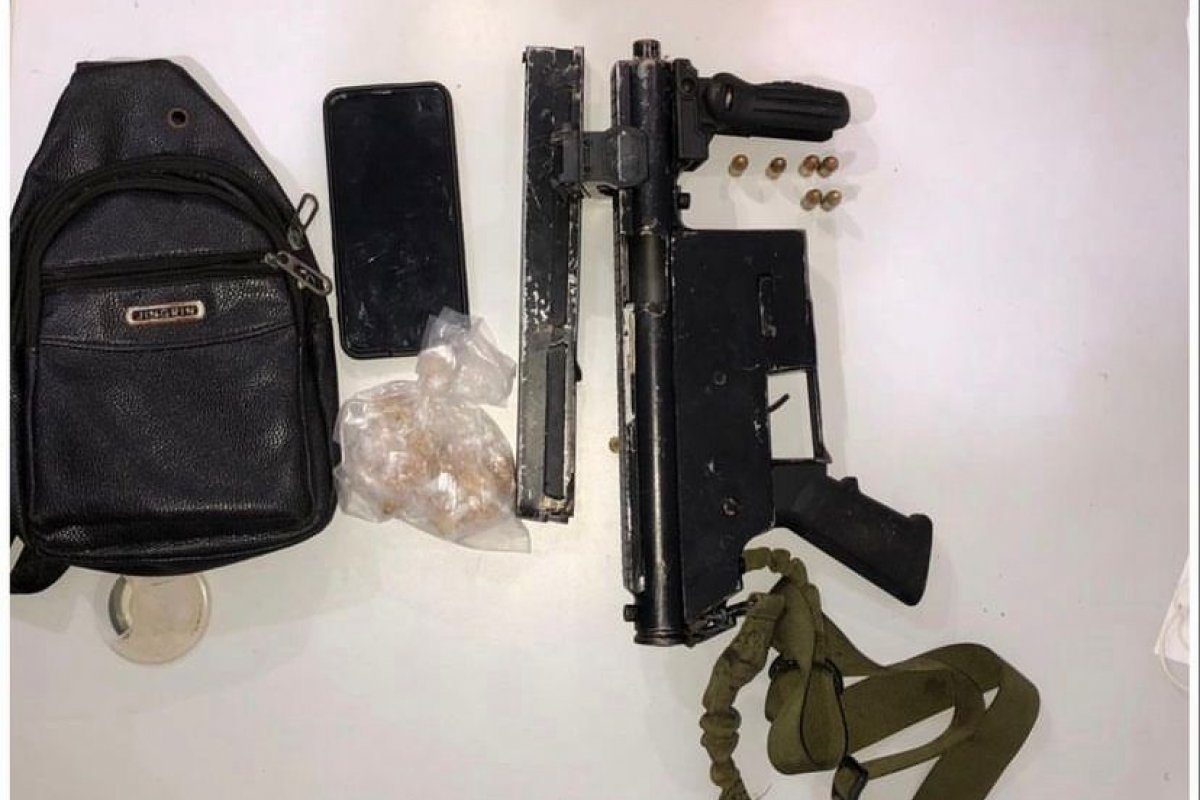 Polícia Militar apreende submetralhadora artesanal e drogas durante operação em Plataforma