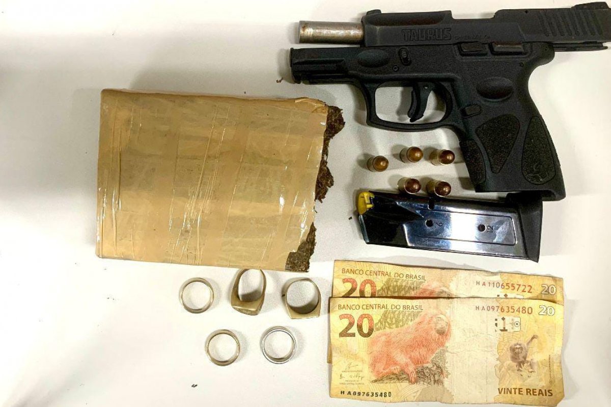 Operação policial resulta em apreensão de armas e drogas após denúncia anônima