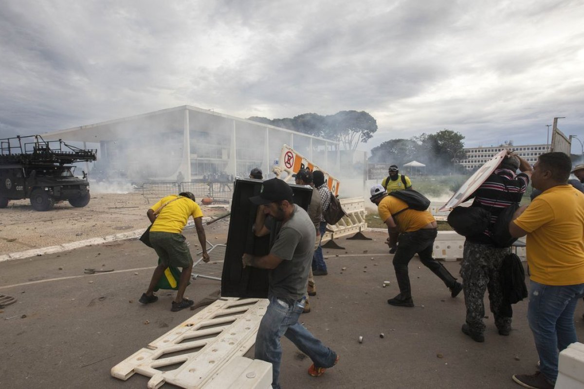 STF tem maioria para tornar réus mais 250 envolvidos nos atos do dia 8 de Janeiro
