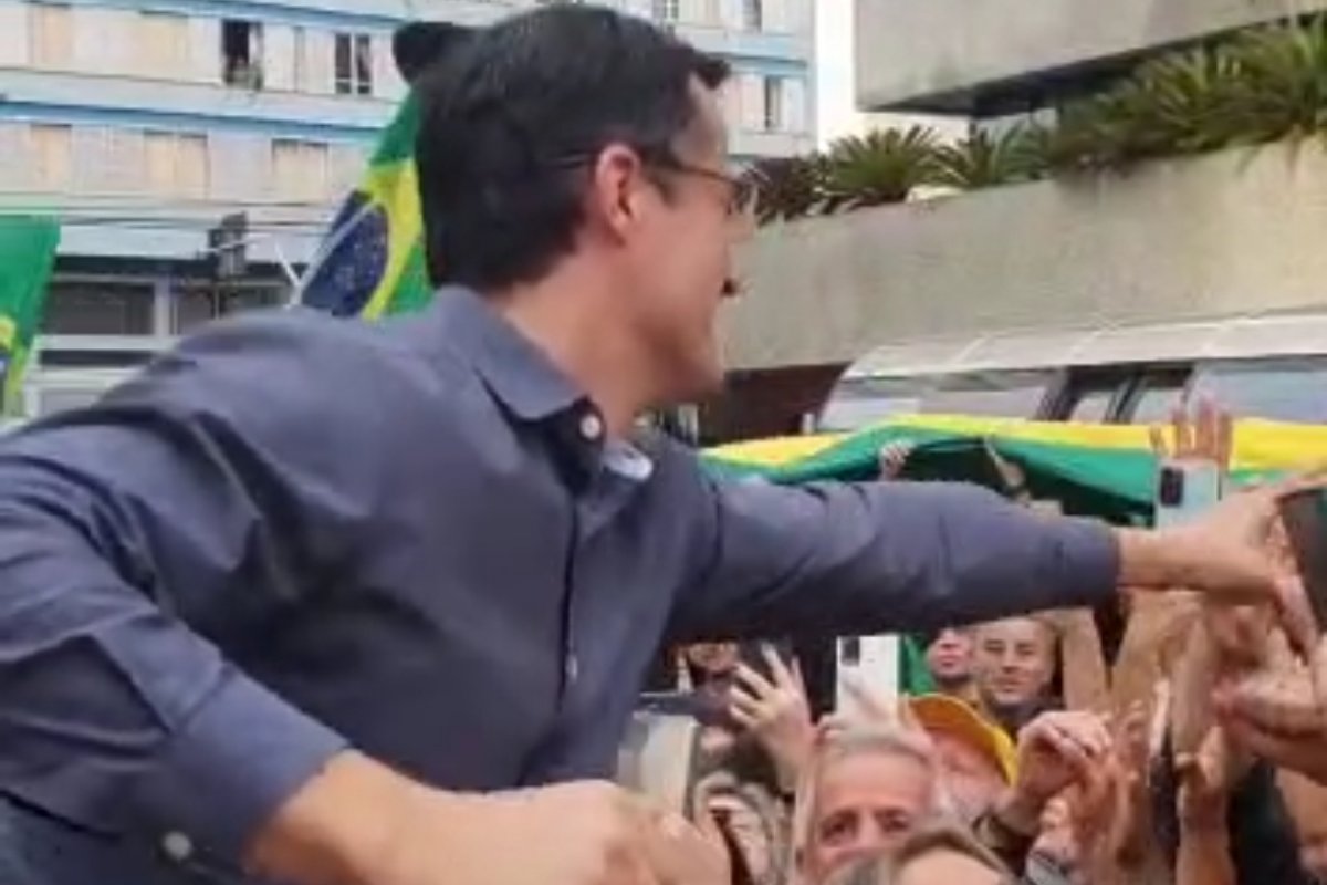 Vídeo: manifestantes lotam rua de Curitiba em apoio a Deltan Dallagnol