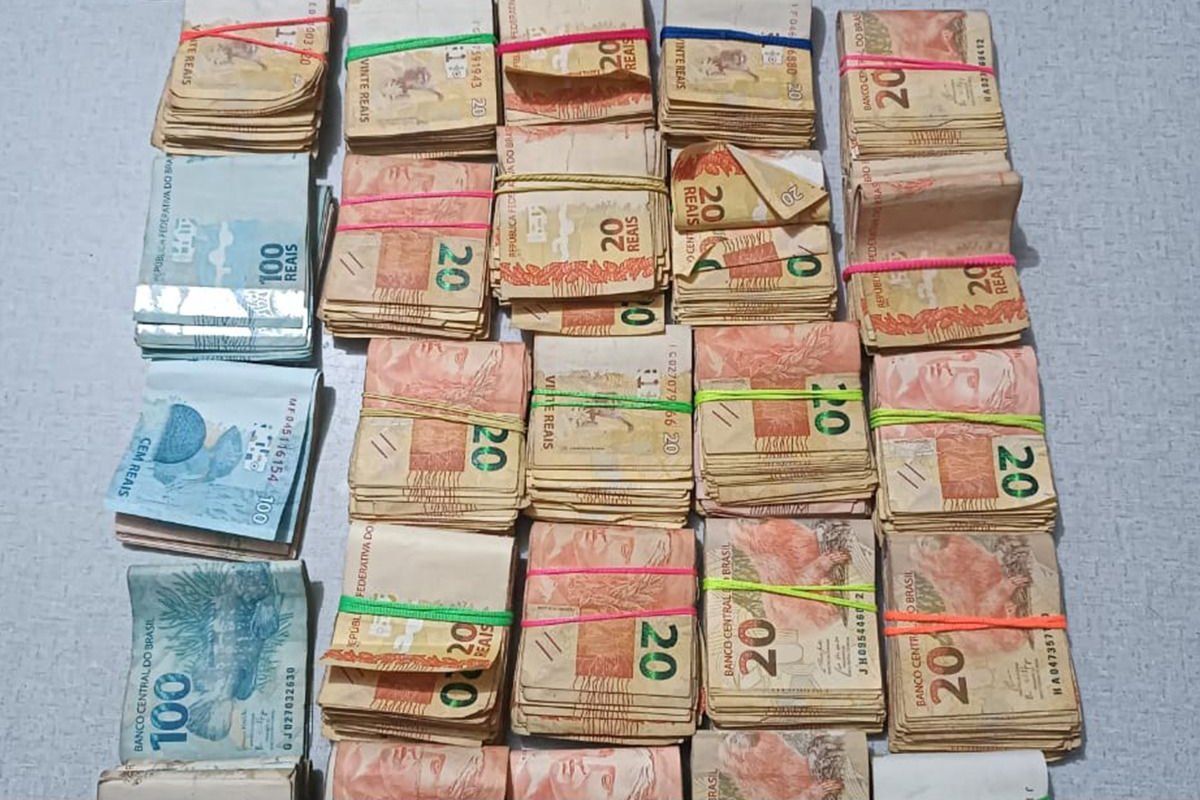 Foragido é localizado e preso com mais de R$ 30 mil em Macaúbas