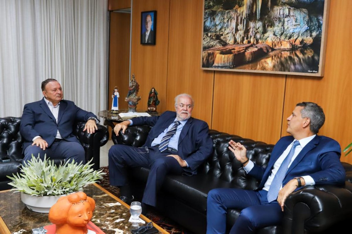 Tribunais de Contas do Estado e dos Municípios entregam projeto de lei de reajuste salarial à Alba