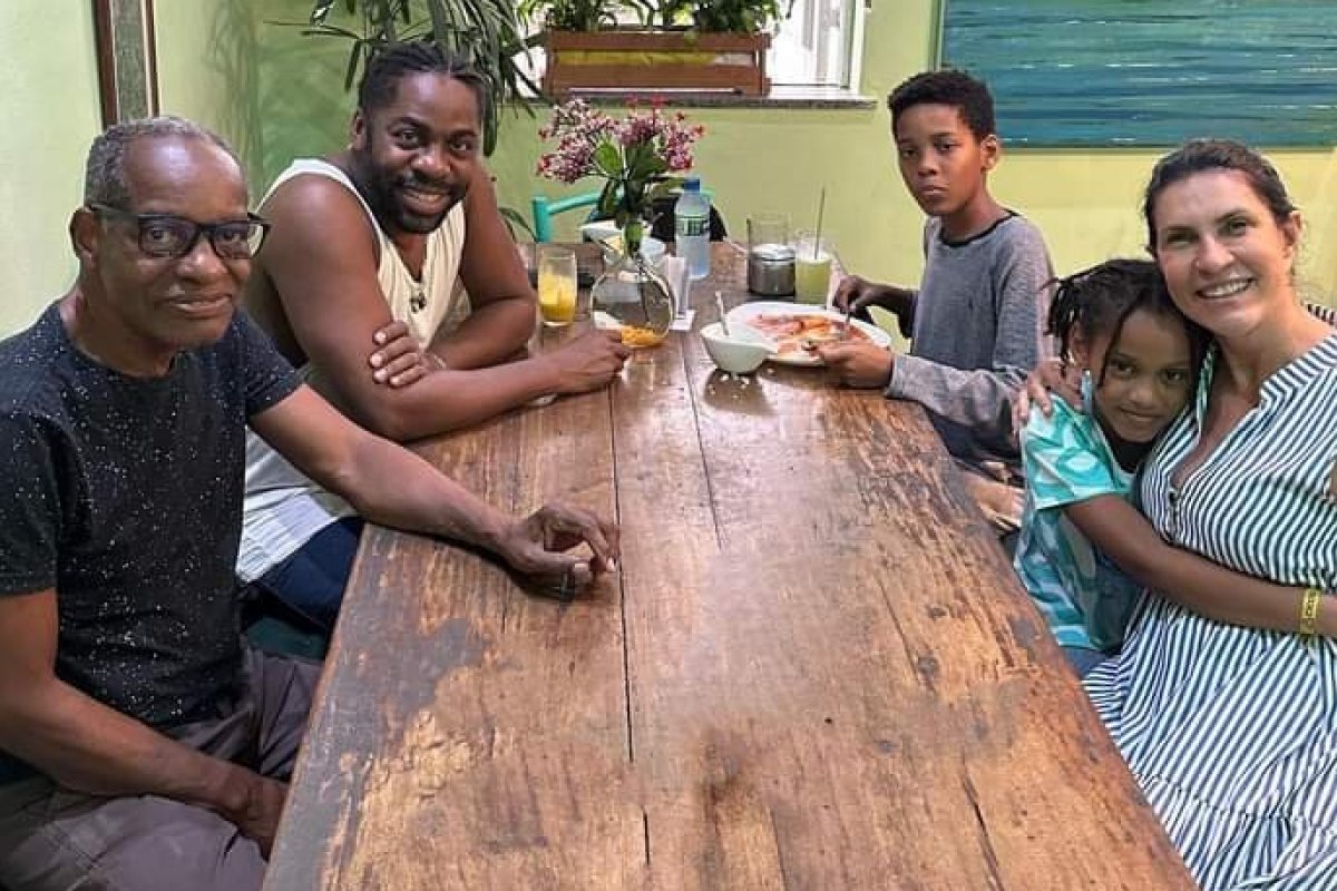 Lázaro Ramos almoça com a família em restaurante da Graça!