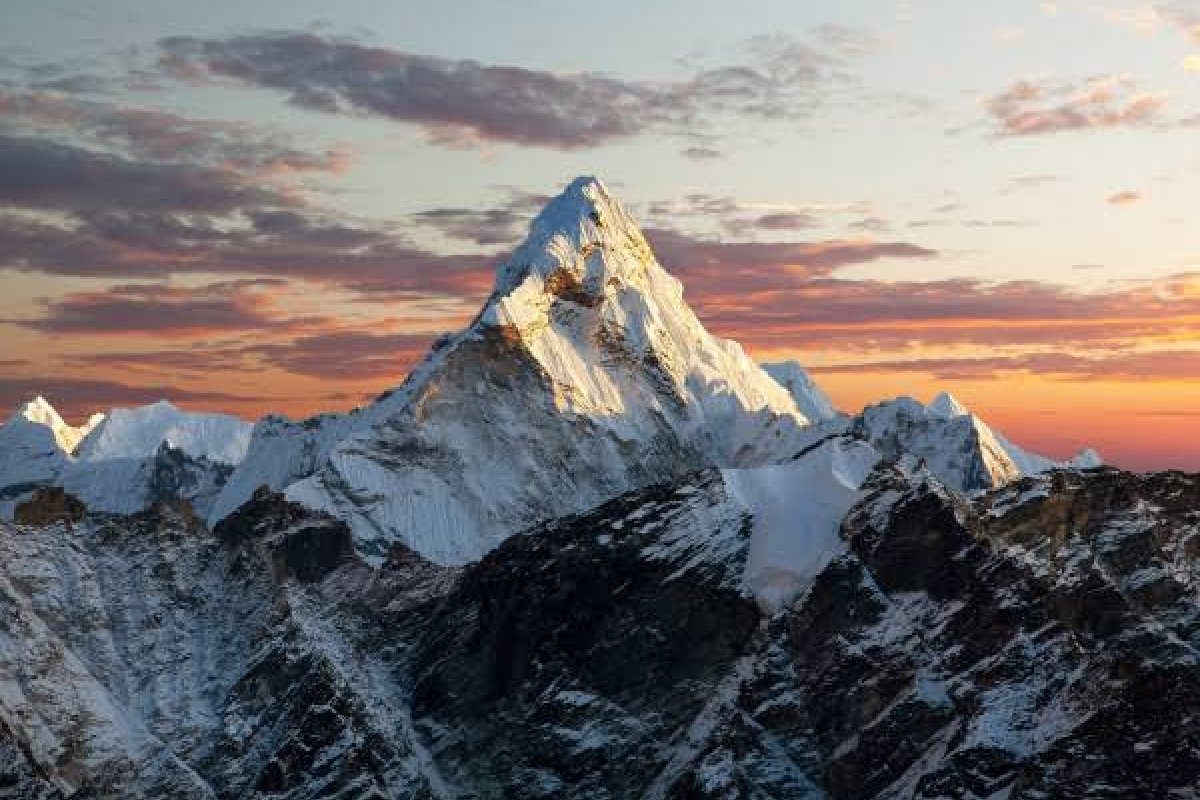 Alpinista nepalês Kami Rita Sherpa estabelece recorde com 28ª ascensão ao Monte Everest