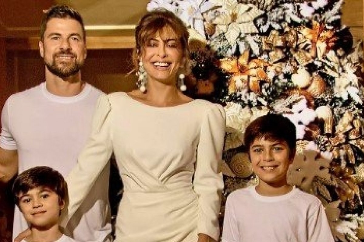 Juliana Paes mostra sua árvore de Natal de 3 metros