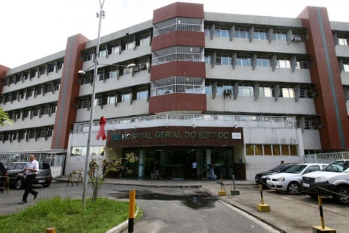 Homem fica ferido após ser atingido por bala perdida, em Salvador