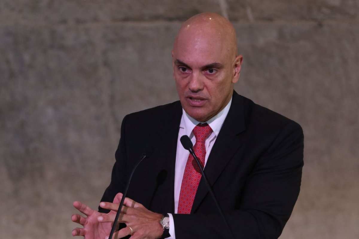 Alexandre de Moraes prorroga investigações sobre milícia digital por mais 90 dias