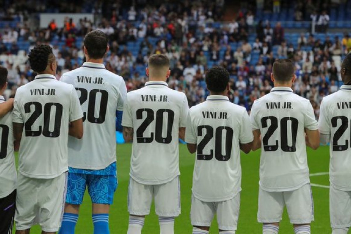 Vini Jr. é homenageado por colegas do Real Madrid em partida contra Rayo Vallecano