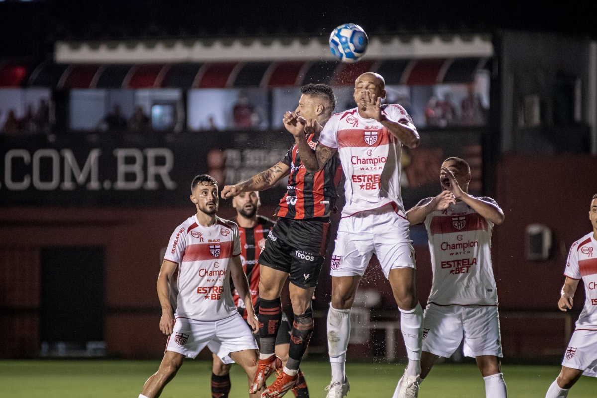 Com gol no último lance, Vitória bate CRB em casa e segue líder da Série B