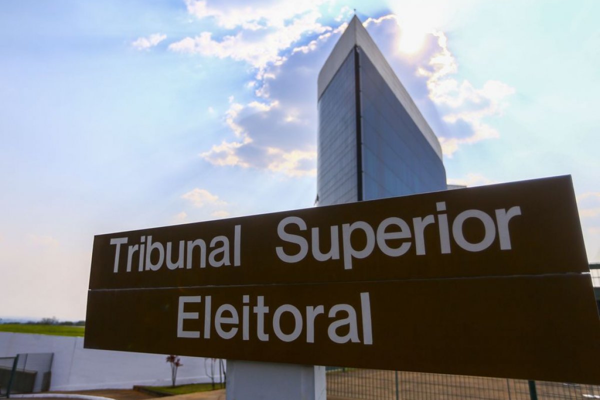 Lula nomeia André Ramos Tavares e Floriano de Azevedo para ministros do TSE