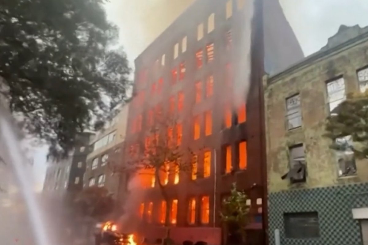 Incêndio destrói prédio de sete andares em Sydney, na Austrália