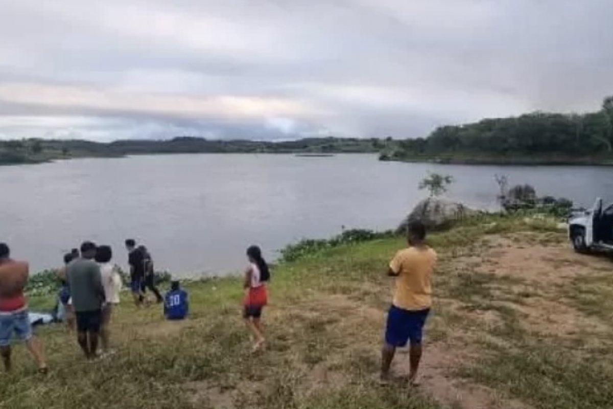 Homem que estava no barco que virou com grávida e adolescente em rio na Bahia depõe na polícia