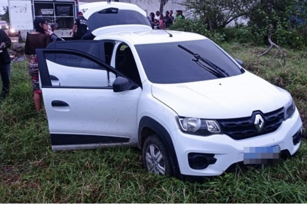 Homem é assassinado dentro de carro em Feira de Santana