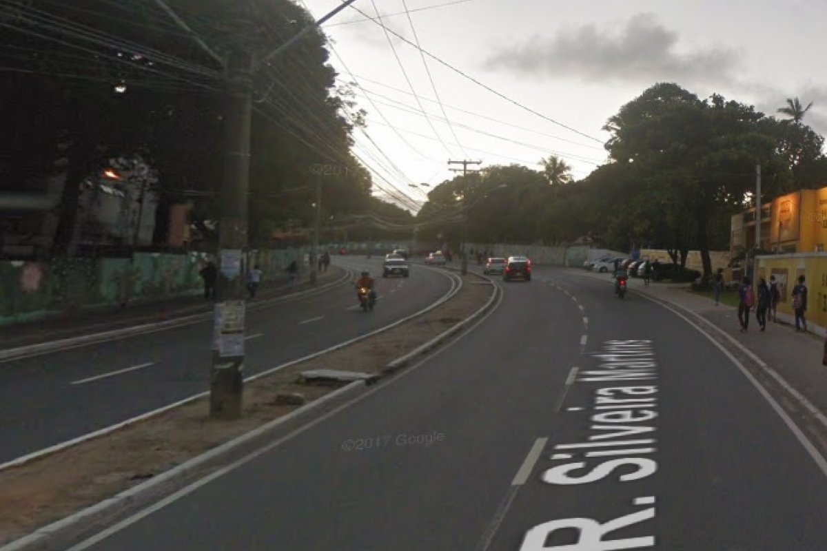 Homem fica ferido após moto colidir com carro no bairro do Cabula