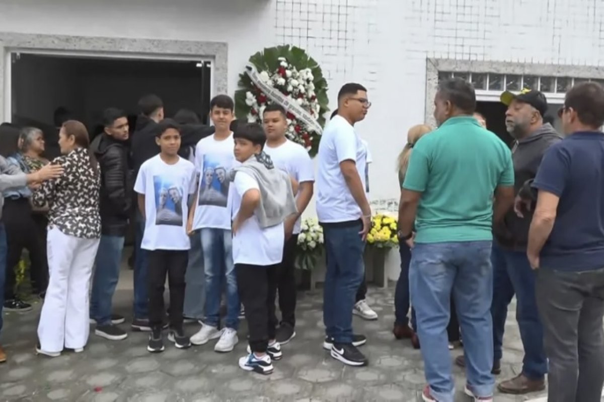 Irmãos mortos após carro cair de ponte em Goiás são sepultados em Jacobina na Bahia