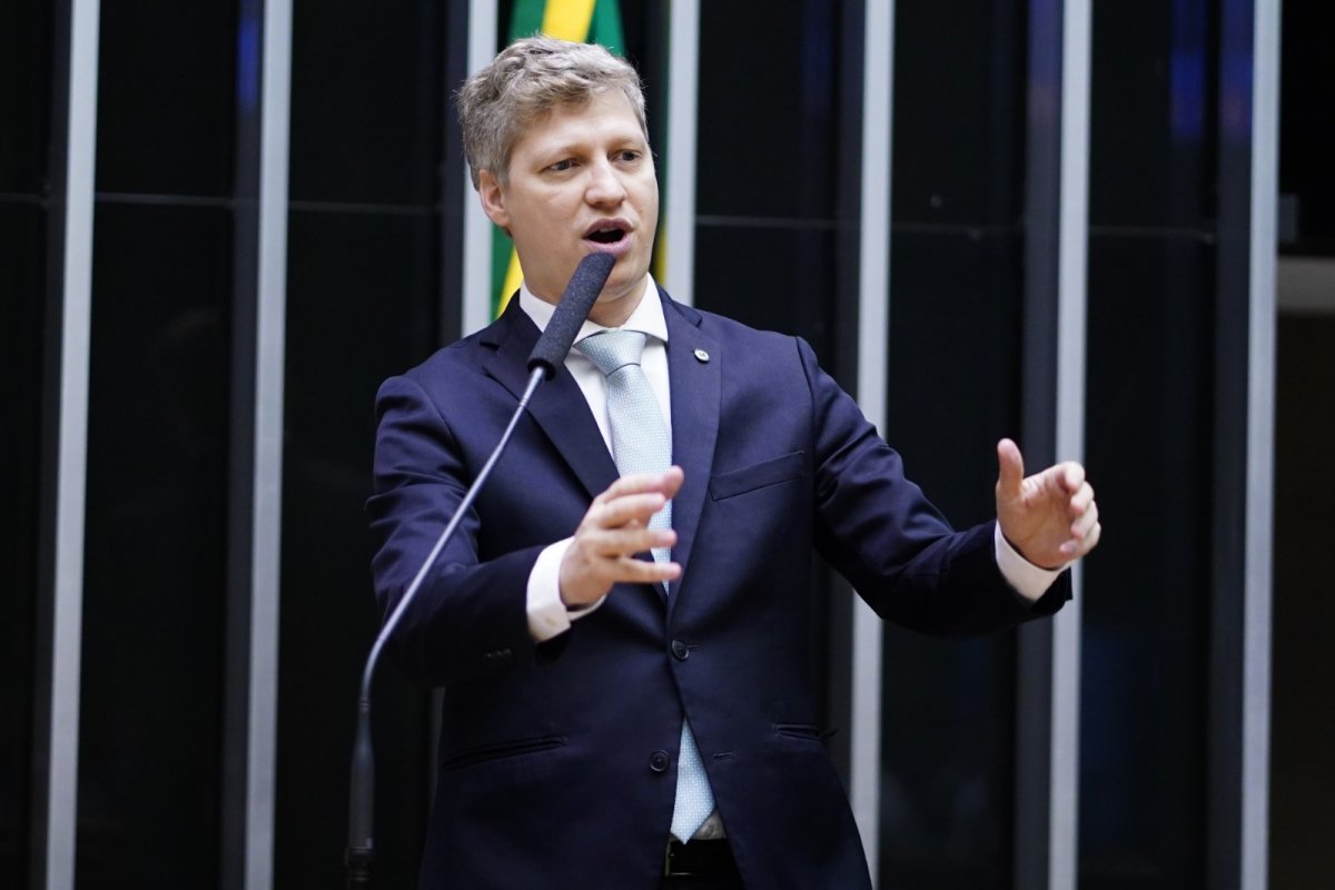 CPMI 8 de janeiro: Marcel van Hattem defende presos e chama Moraes de ‘ditador’