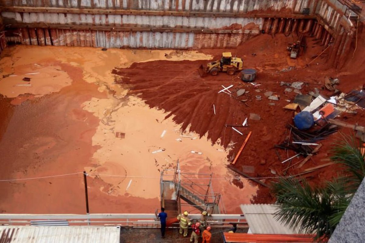 Cratera se abre após fortes chuvas e engole quatro carros, em Brasília