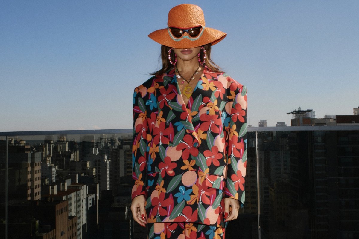 Sabrina Sato causa alvoroço com look inusitado no SPFW!