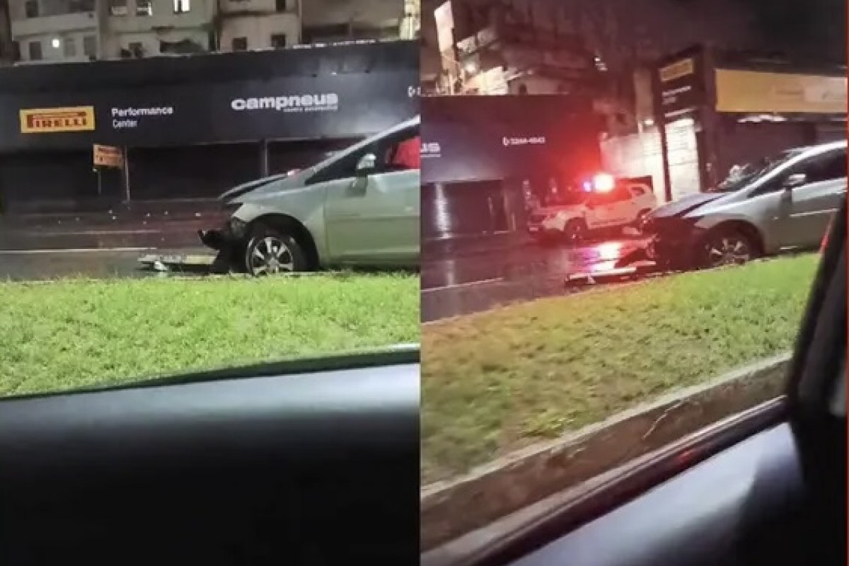 Motorista perde controle de veículo e bate em poste, em Salvador