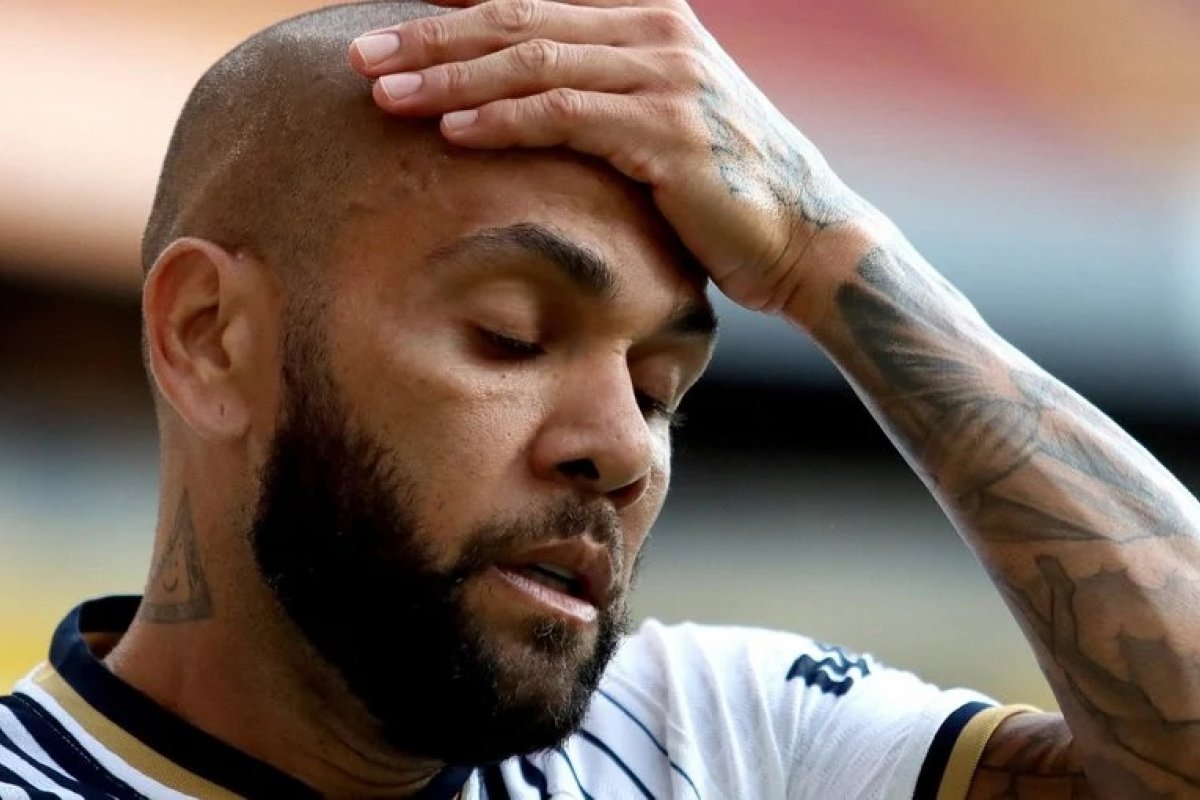 Daniel Alves já deu 5 versões diferentes sobre restos de sêmen no banheiro, diz site