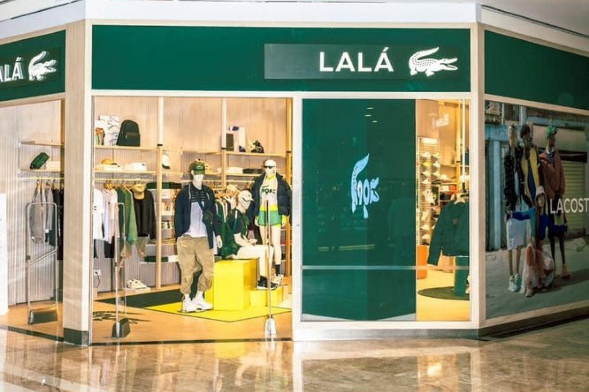 Celebrando 90 anos de existência, Lacoste muda fachada de lojas para "Lalá"