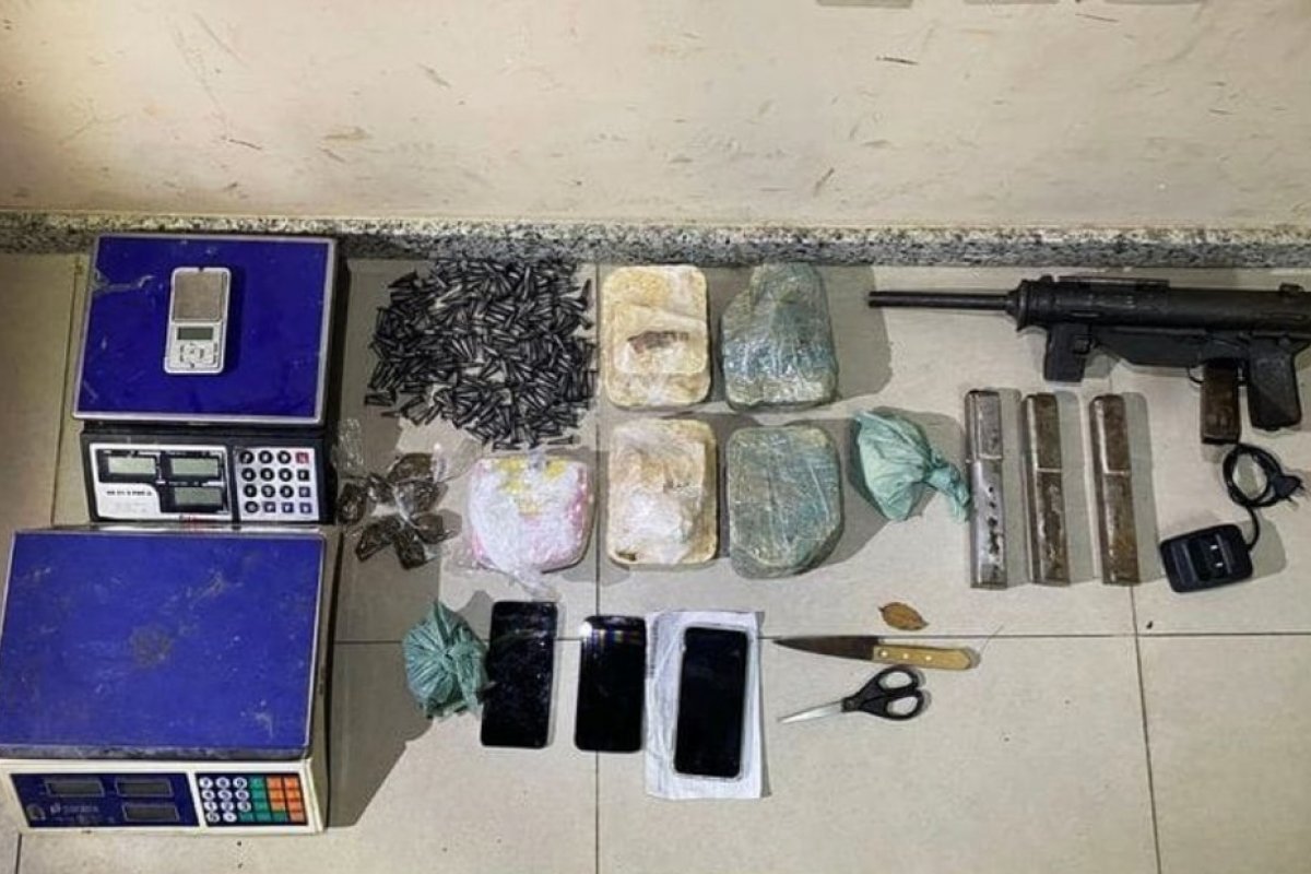 Homem é preso e submetralhadora é apreendida durante ação da PM em Eunápolis