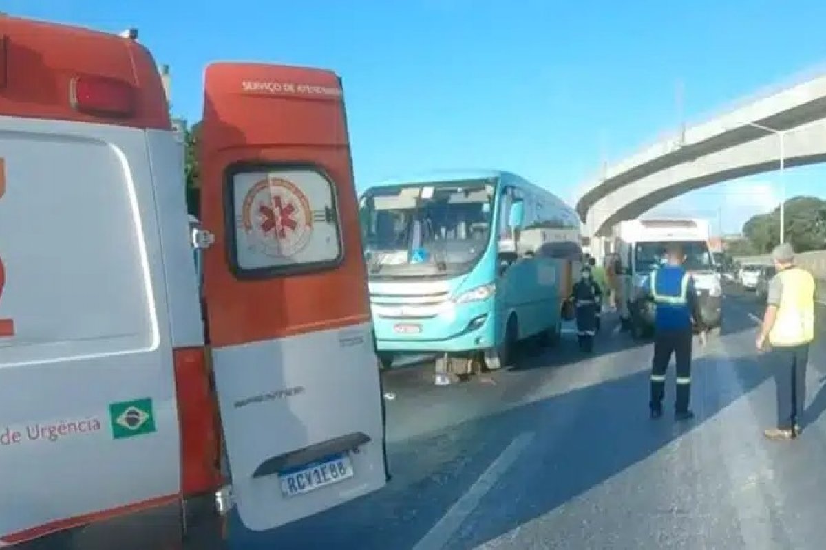 Pai e filha morrem em acidente entre moto, micro-ônibus e carro na BR-324