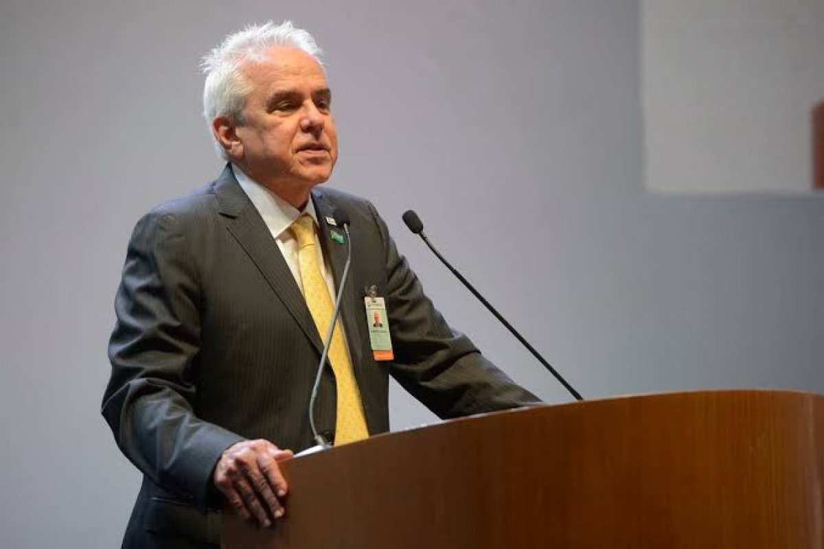 Presidente da Petrobras afirma que vai manter política de reajuste nos preços dos combustíveis