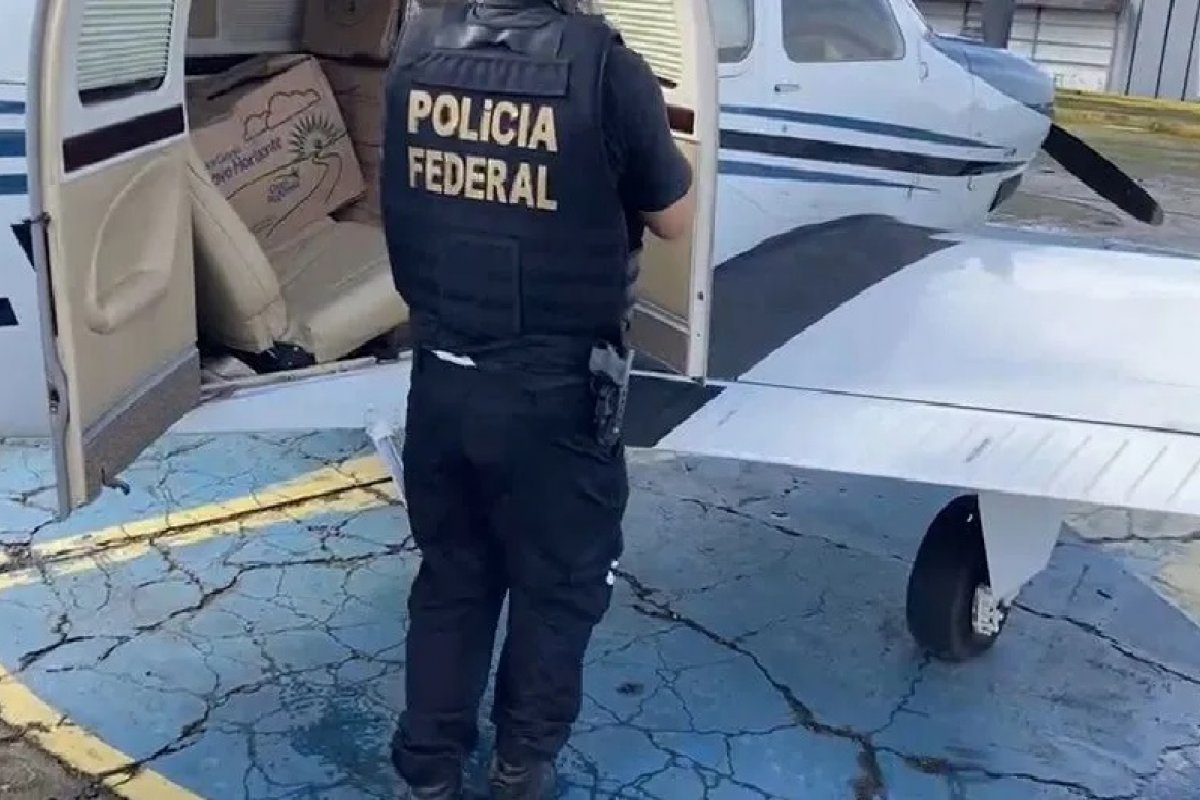 Avião de igreja usado por tio de Damares é apreendido pela PF com 290 kg de maconha