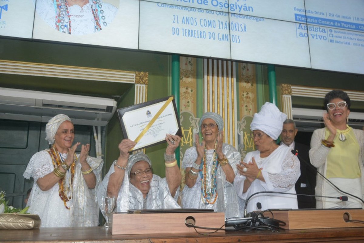 Câmara de Salvador entrega Comenda Maria Quitéria a Mãe Carmen, que comanda Terreiro do Gantois há 21 anos
