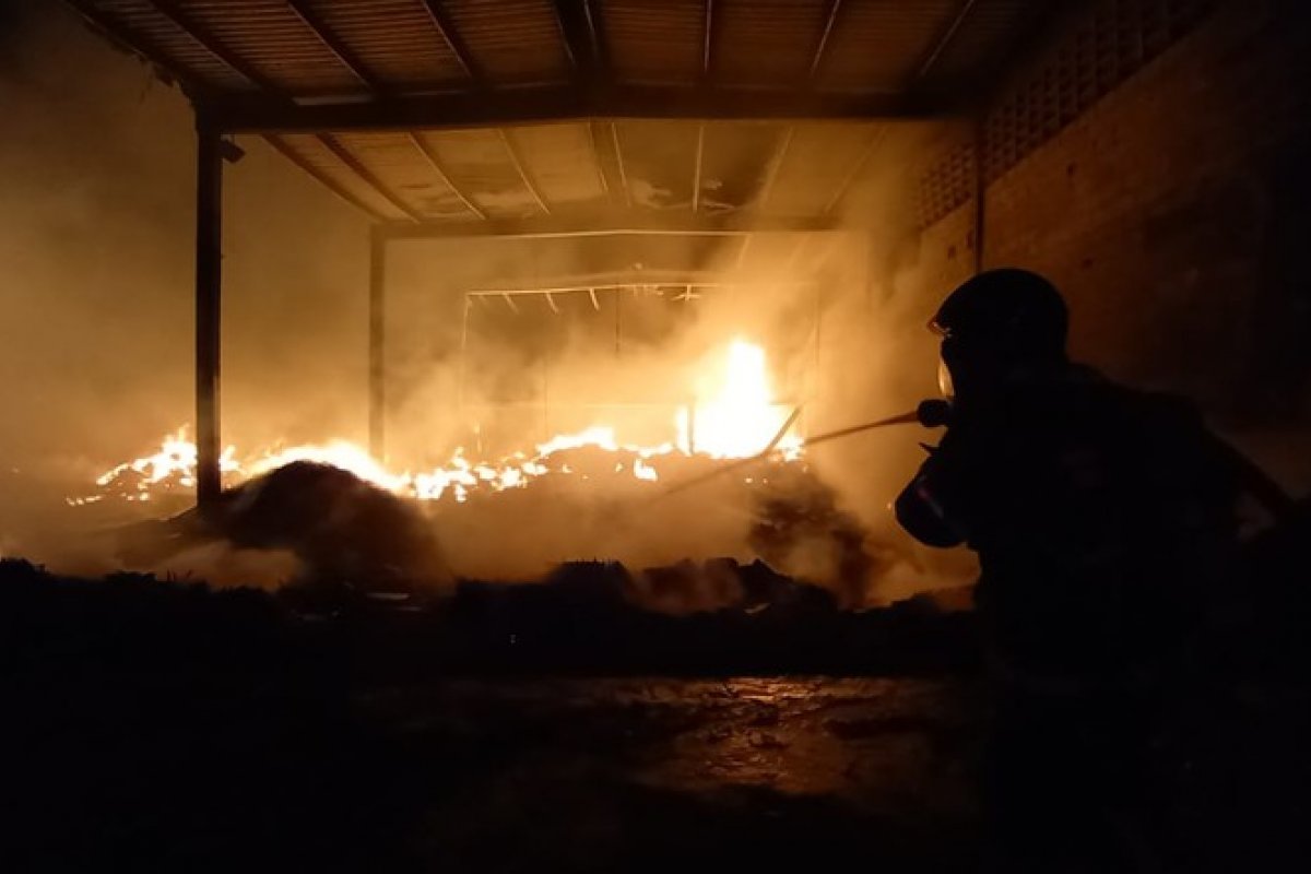 Na mesma noite, galpão pega fogo em Valéria e casa é atingida por incêndio em Narandiba