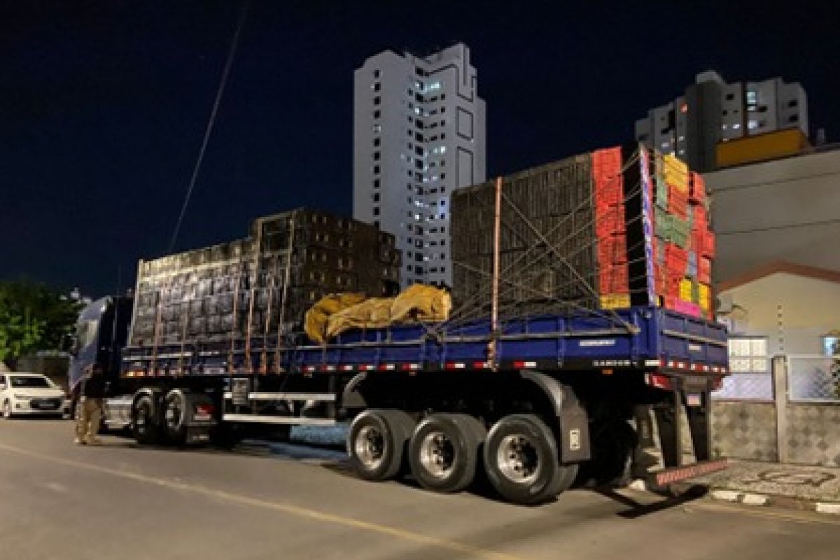 PF e PRF apreendem 490 mil cigarros contrabandeados em Feira de Santana