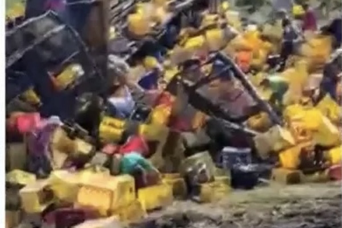 Caminhão que estava carregado de cerveja tombou na BR-101 BA