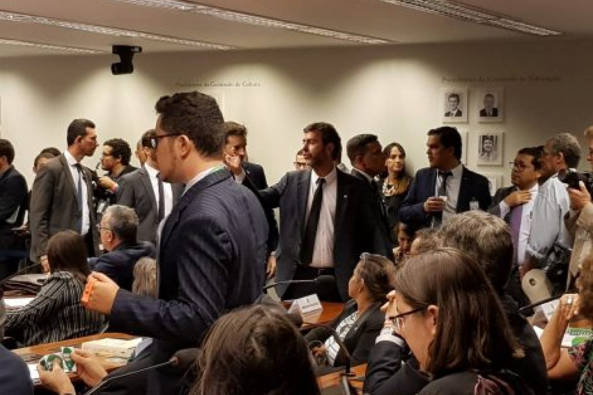 Marcelo Freixo se retira da Comissão de Educação após exibição de reportagem sobre maconha