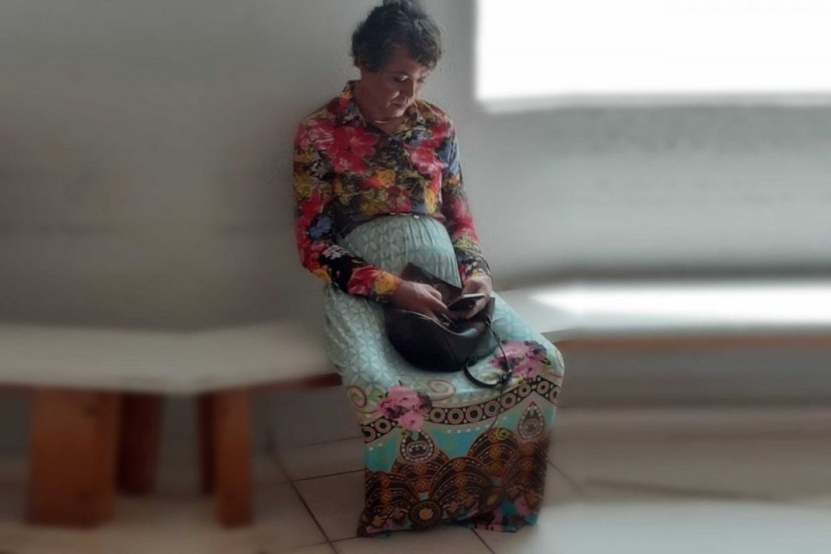 Homem se veste de mulher e faz prova do Detran no lugar da mãe