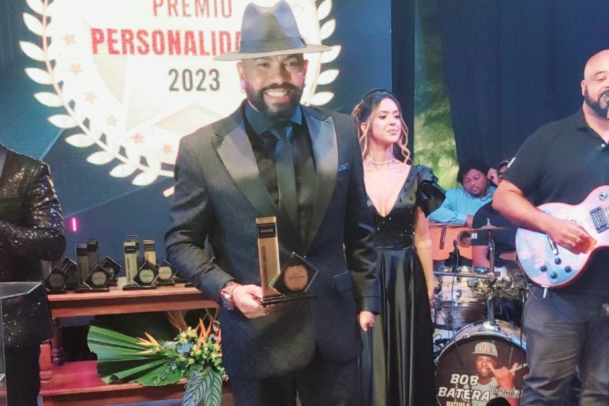 Cantor Silvanno Salles é homenageado com o Prêmio Personalidades 2023!