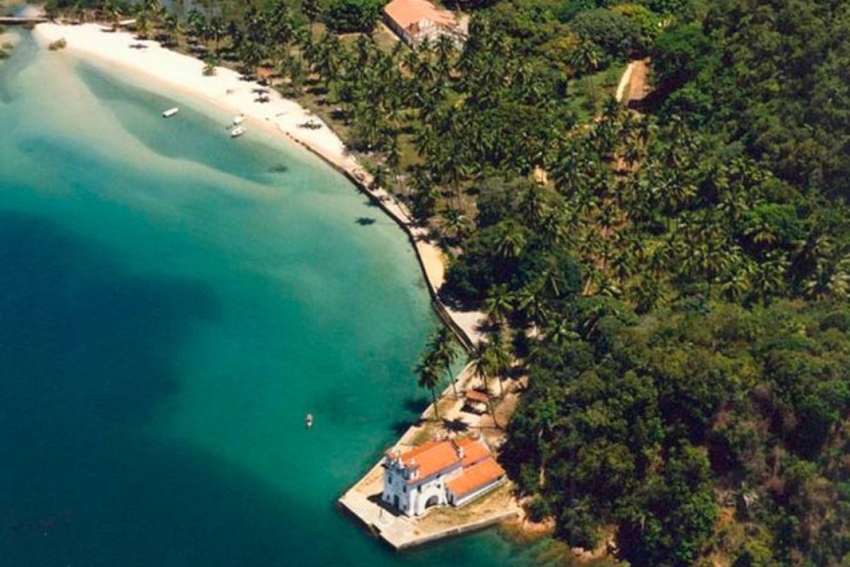 Marinha busca por pescadores que desapareceram em um barco na Ilha dos Frades