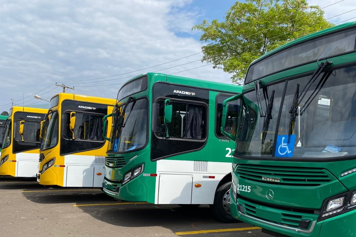 Duas pessoas são baleadas durante assalto a ônibus em Salvador
