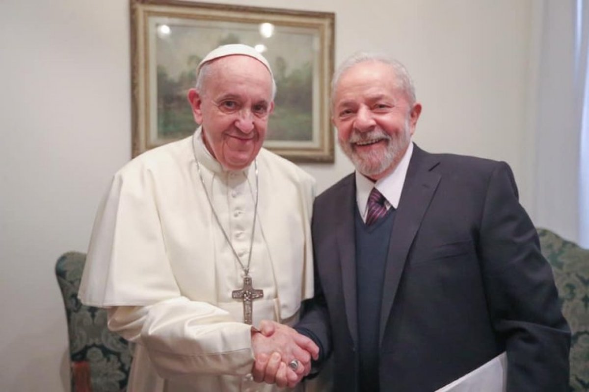 Lula conversa com o Papa Francisco e faz convite para visita ao Brasil