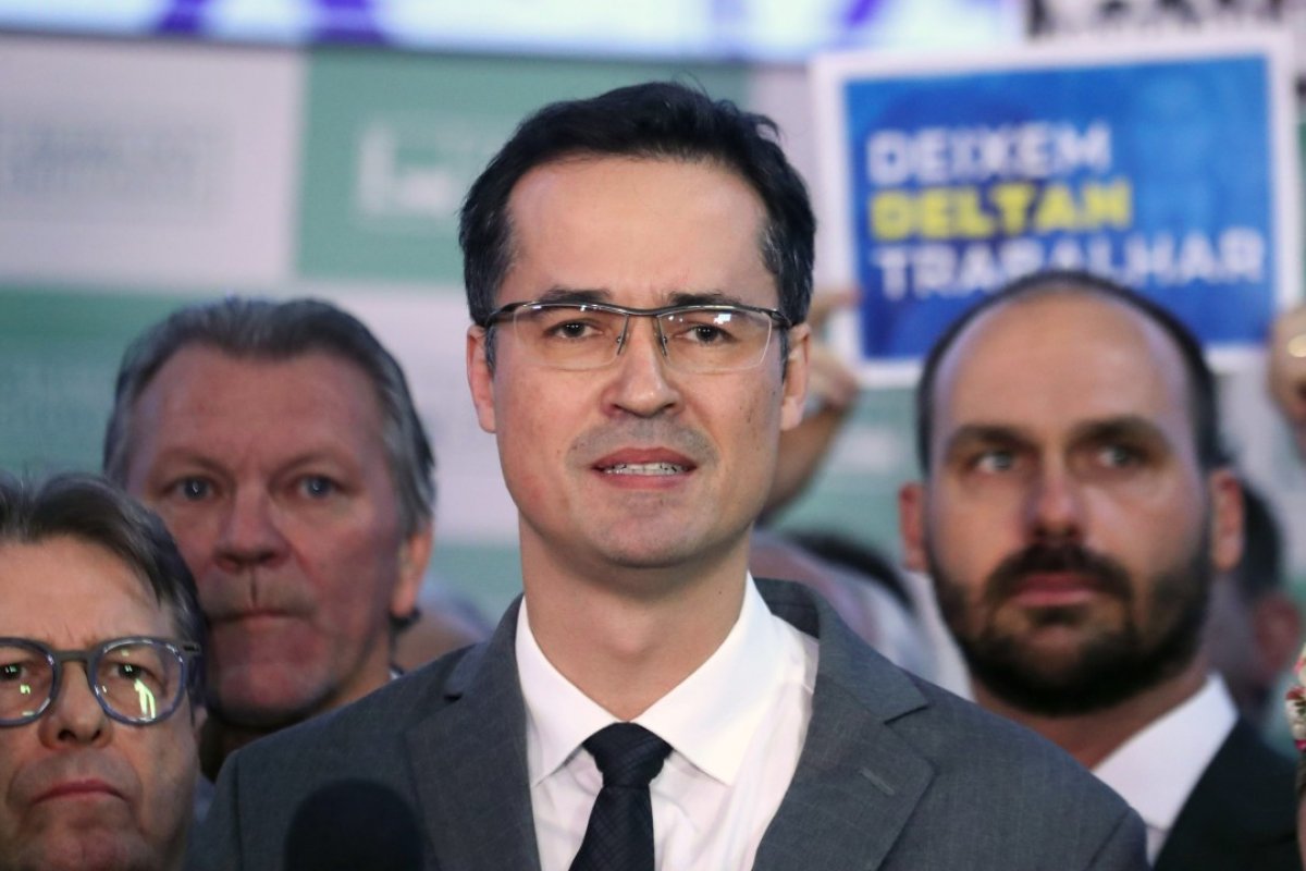 "Um zumbi atrás de holofotes", diz Gleisi Hoffmann sobre Deltan na Câmara